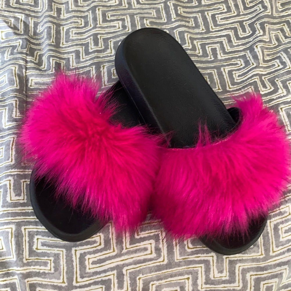 NWOT Knotty Faux Fur Slides Size 38/39